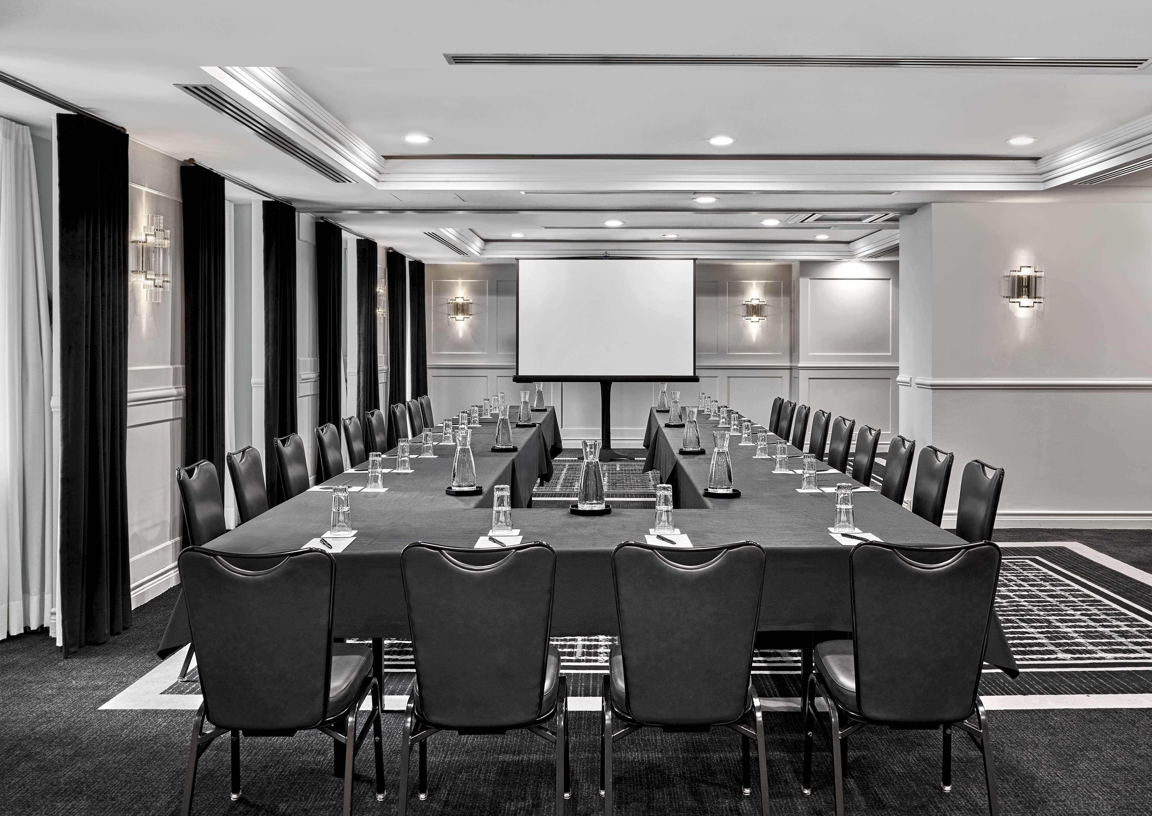 Vogue Hotel Montreal Downtown, Curio Collection By Hilton Exterior photo