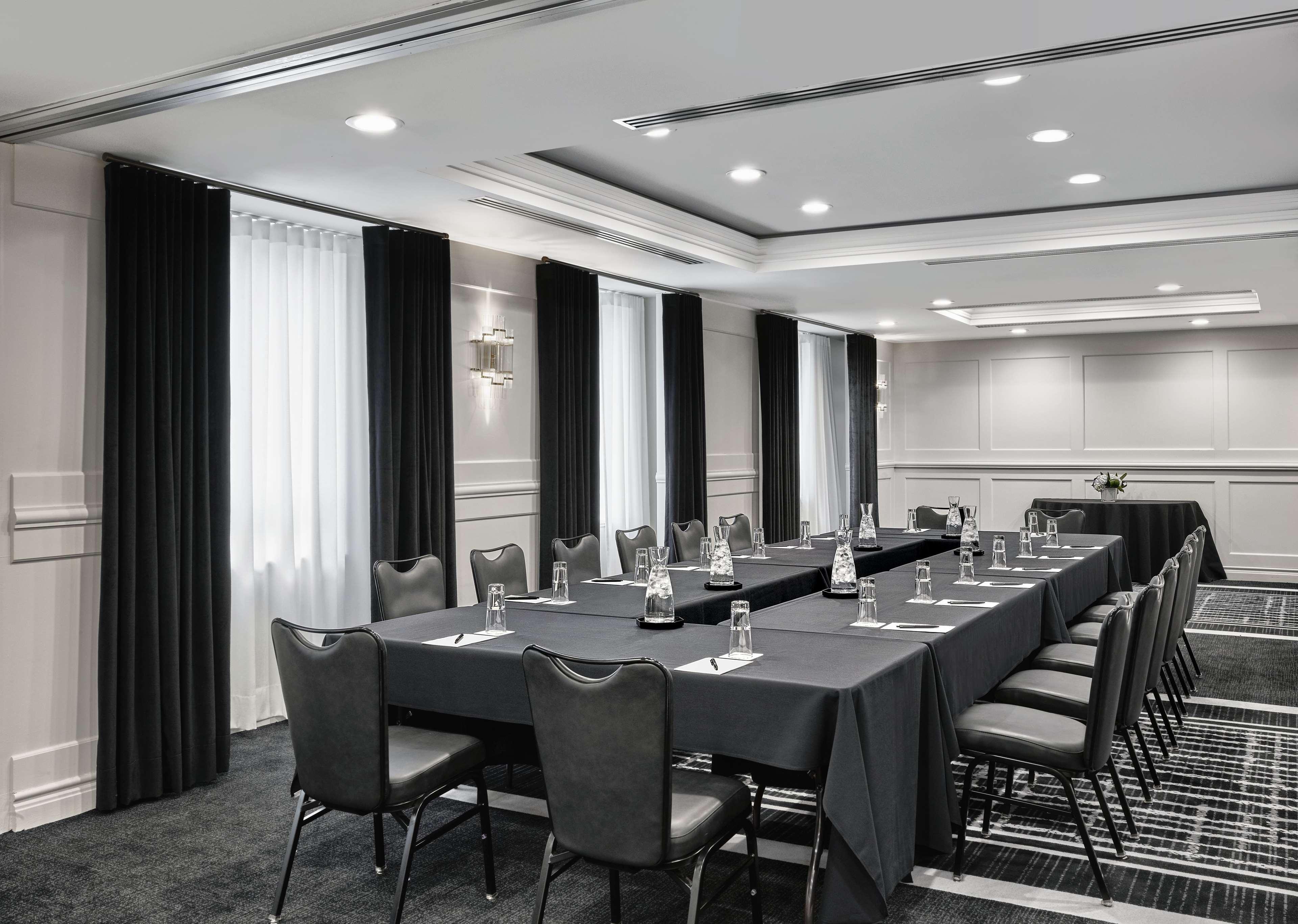Vogue Hotel Montreal Downtown, Curio Collection By Hilton Exterior photo