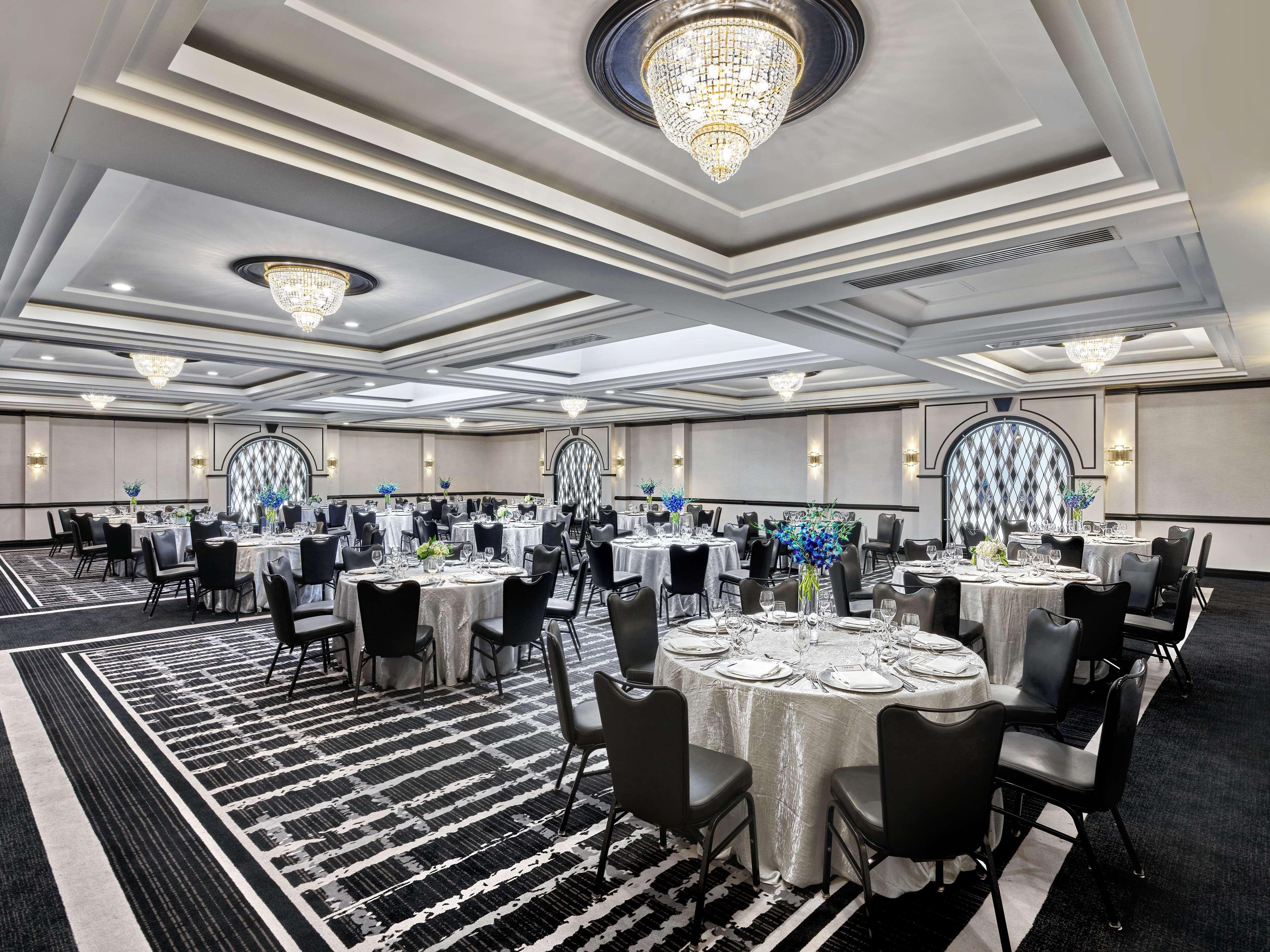 Vogue Hotel Montreal Downtown, Curio Collection By Hilton Exterior photo