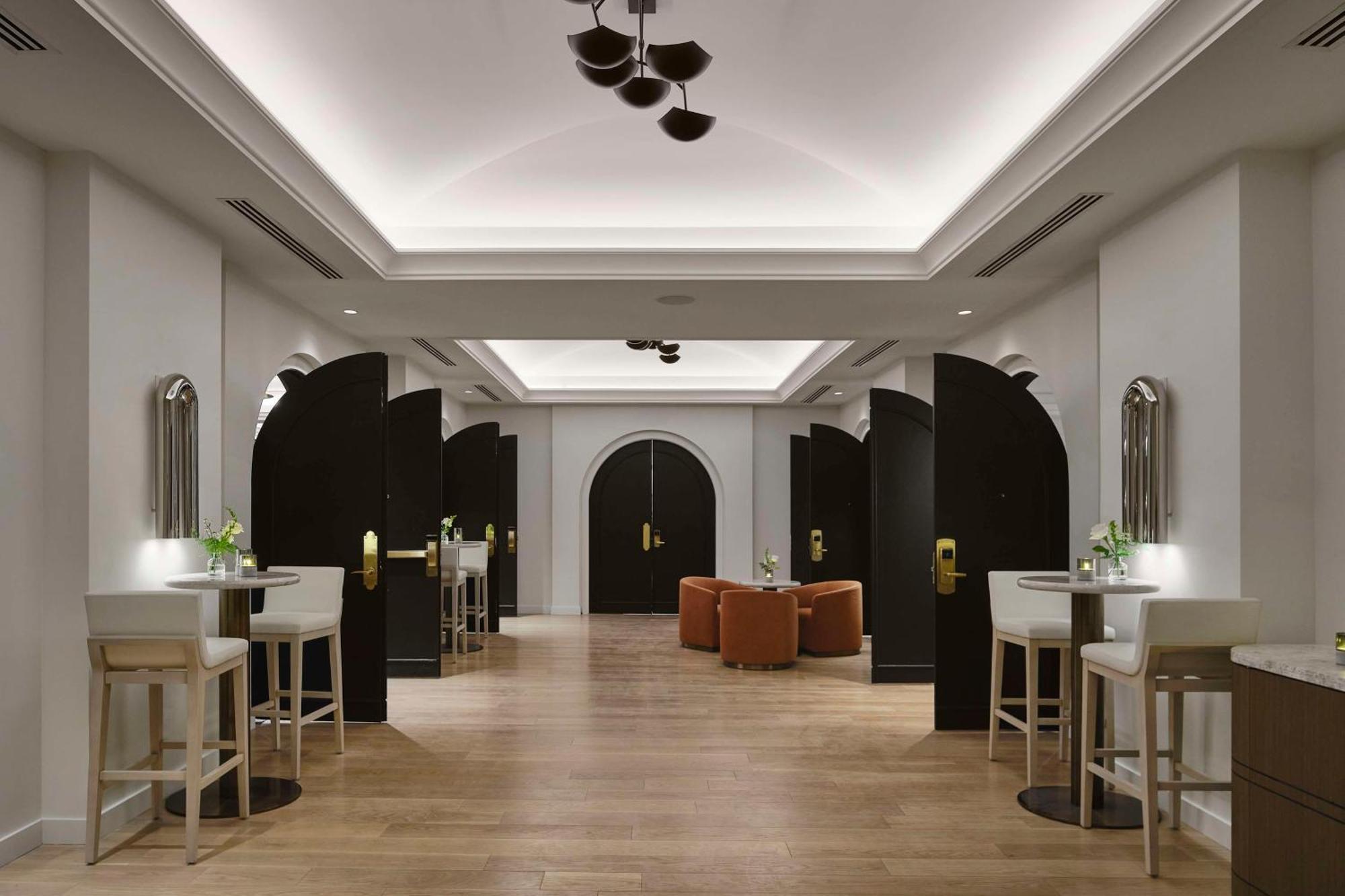 Vogue Hotel Montreal Downtown, Curio Collection By Hilton Exterior photo