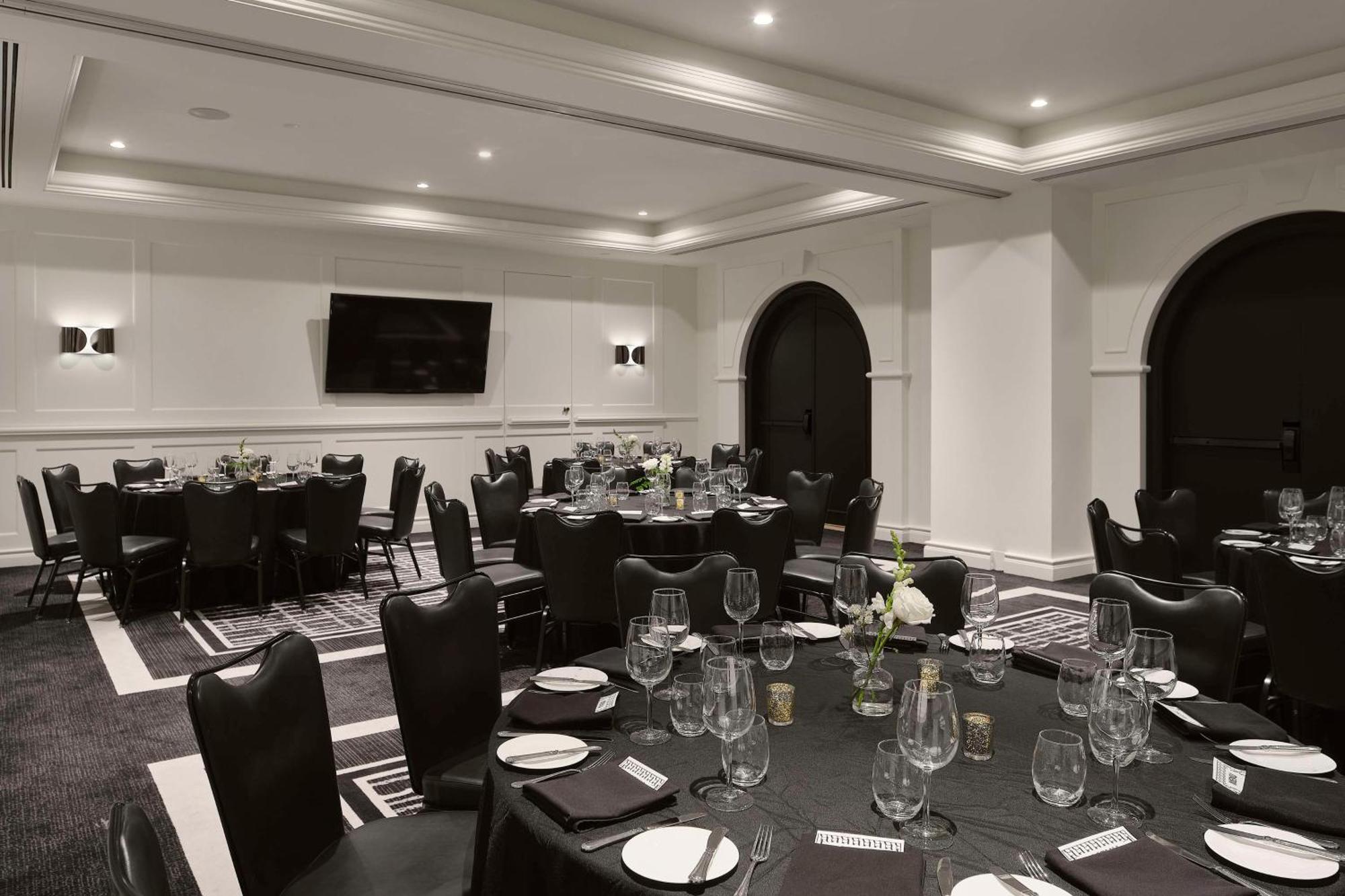 Vogue Hotel Montreal Downtown, Curio Collection By Hilton Exterior photo