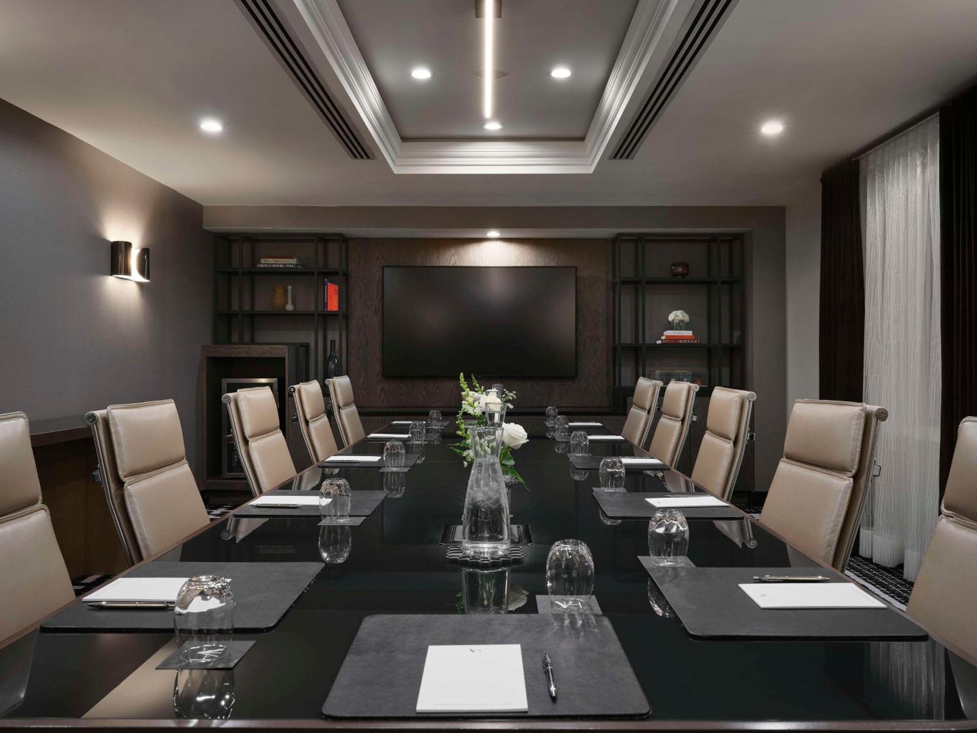 Vogue Hotel Montreal Downtown, Curio Collection By Hilton Exterior photo