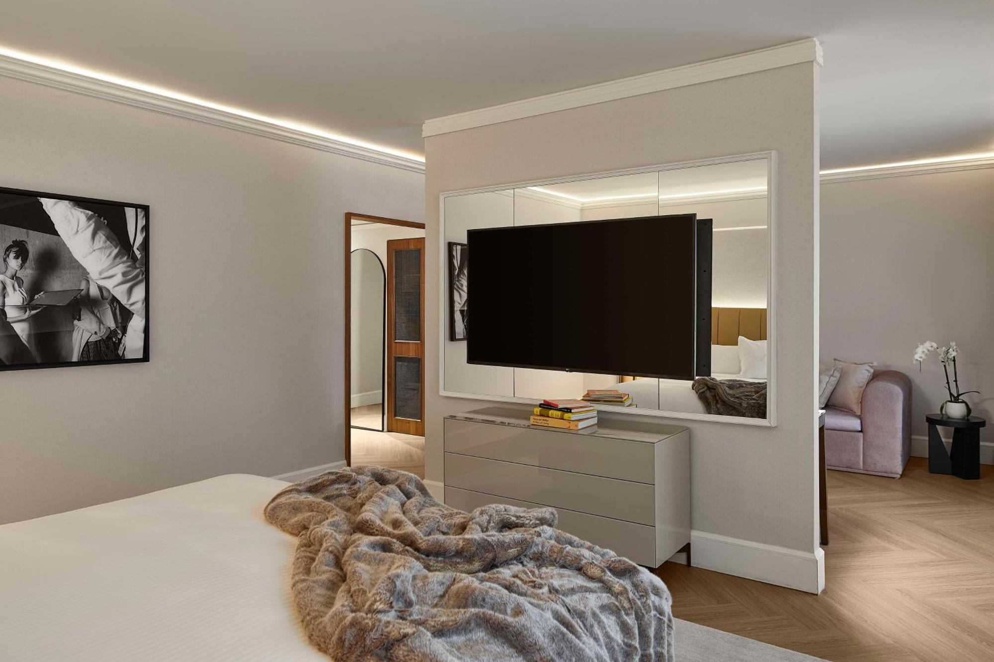 Vogue Hotel Montreal Downtown, Curio Collection By Hilton Exterior photo