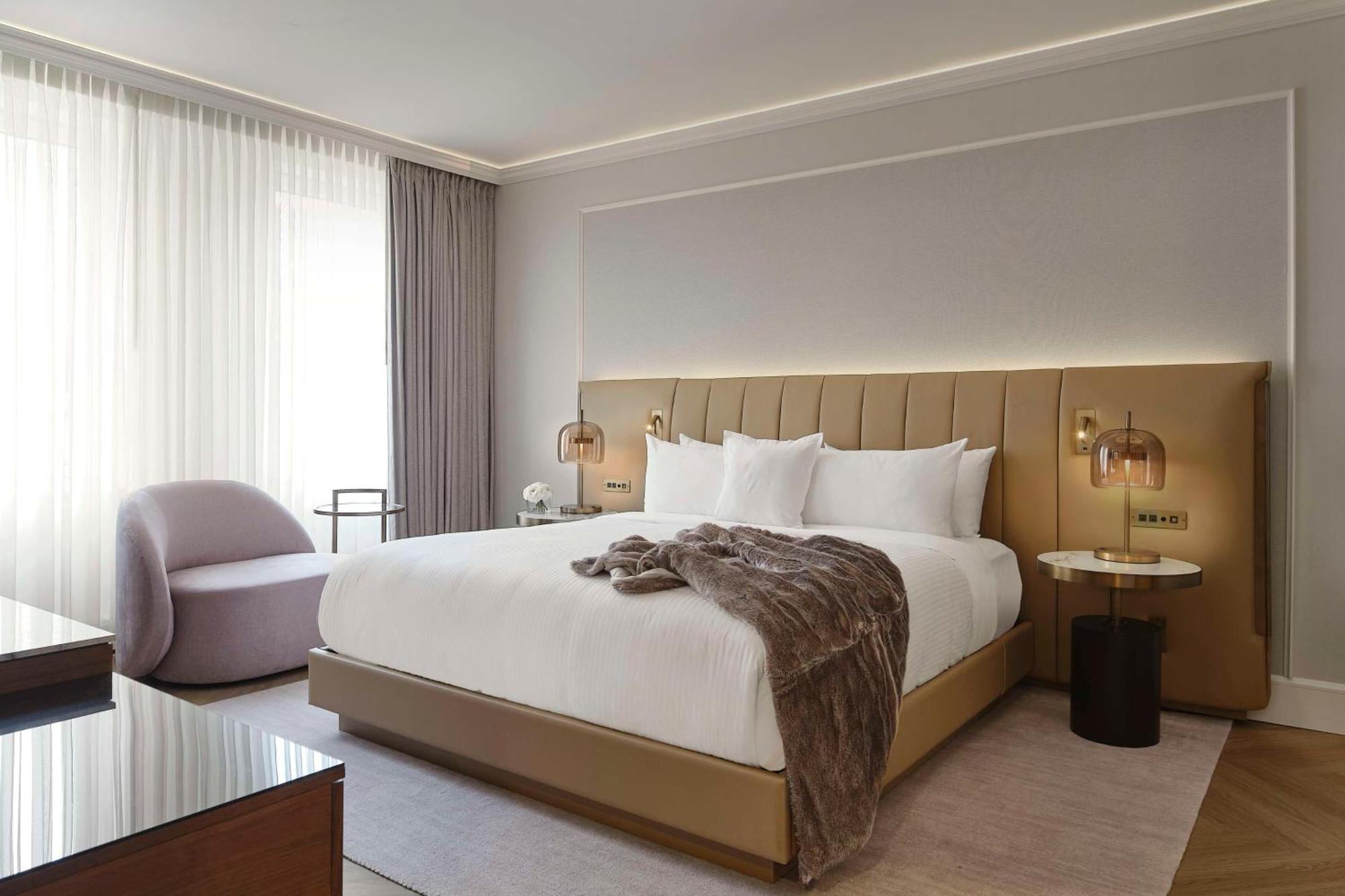 Vogue Hotel Montreal Downtown, Curio Collection By Hilton Exterior photo