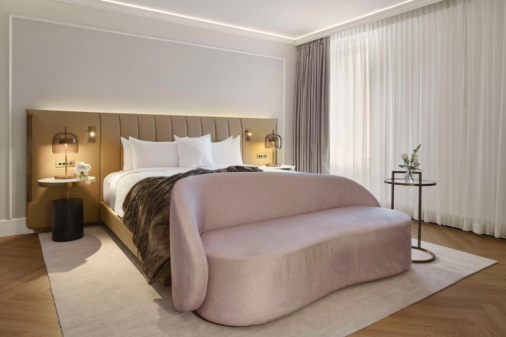Vogue Hotel Montreal Downtown, Curio Collection By Hilton Exterior photo
