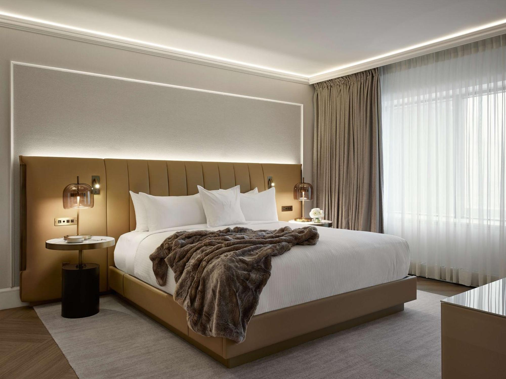 Vogue Hotel Montreal Downtown, Curio Collection By Hilton Exterior photo