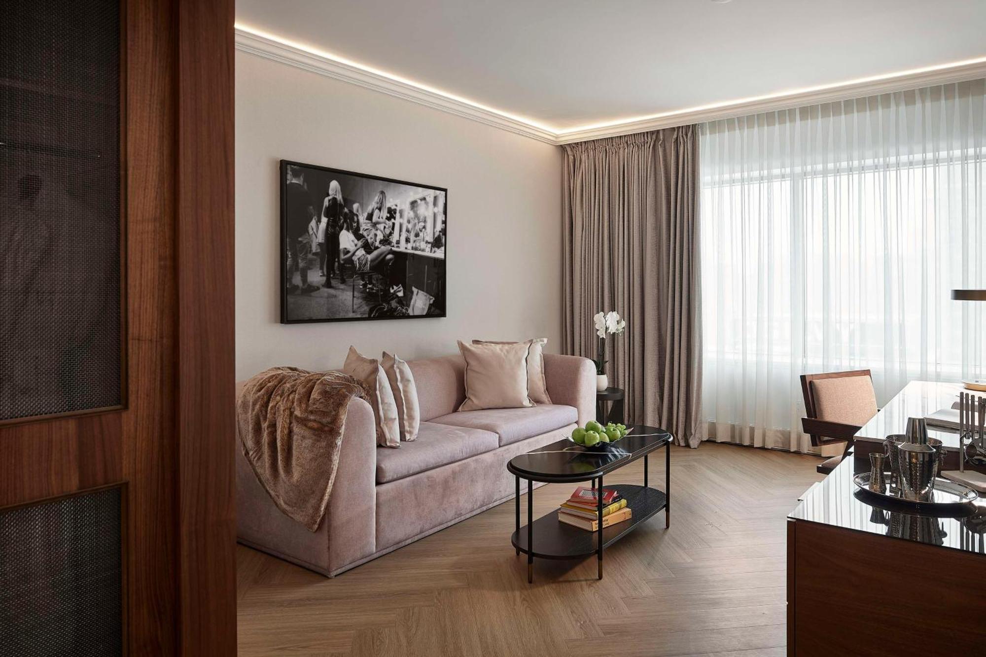 Vogue Hotel Montreal Downtown, Curio Collection By Hilton Exterior photo
