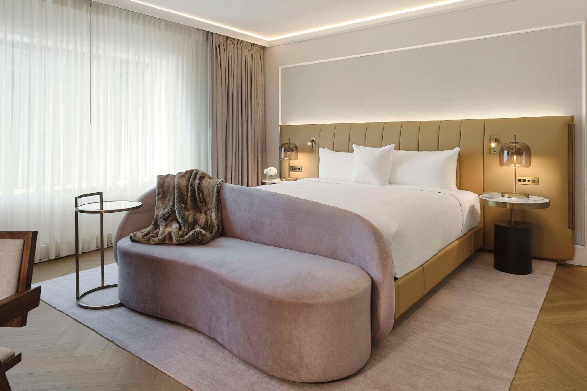 Vogue Hotel Montreal Downtown, Curio Collection By Hilton Exterior photo
