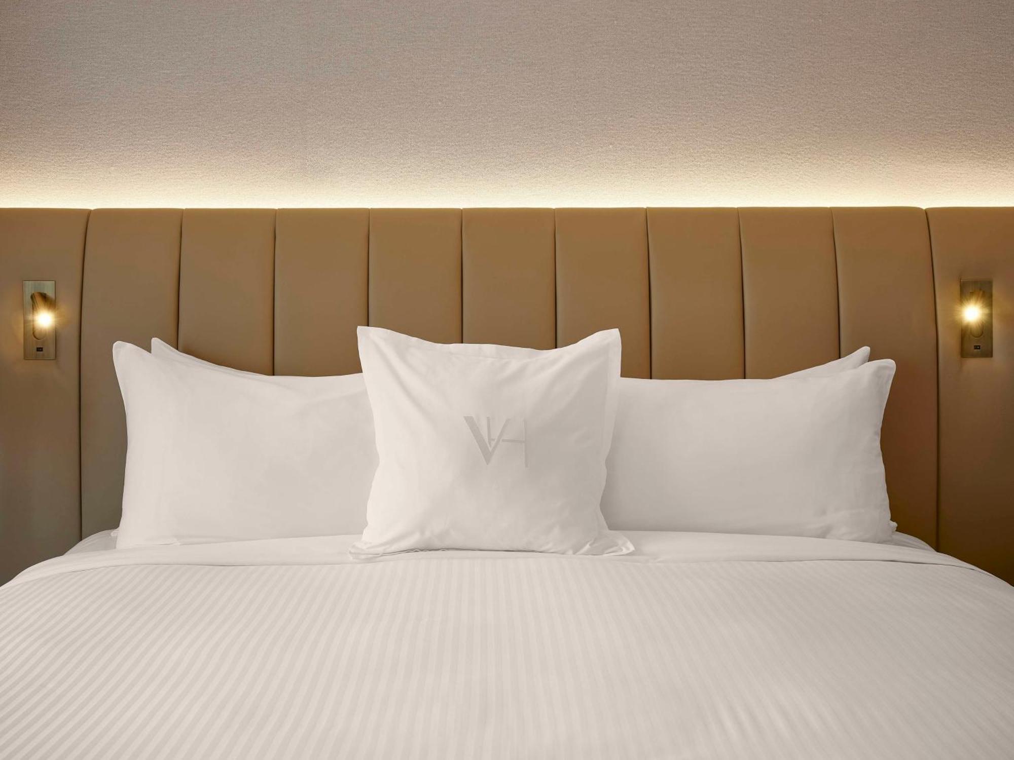 Vogue Hotel Montreal Downtown, Curio Collection By Hilton Exterior photo