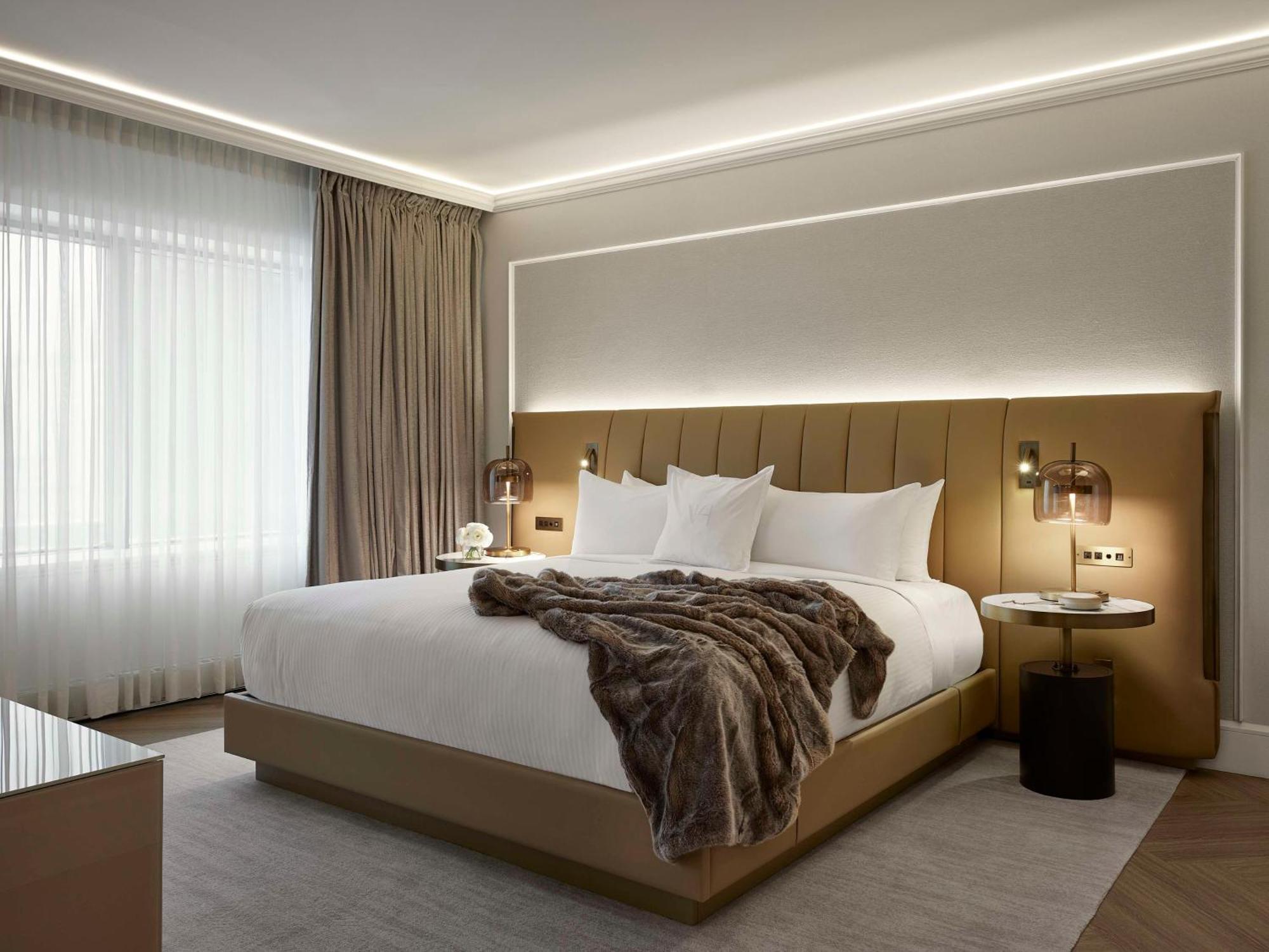 Vogue Hotel Montreal Downtown, Curio Collection By Hilton Exterior photo