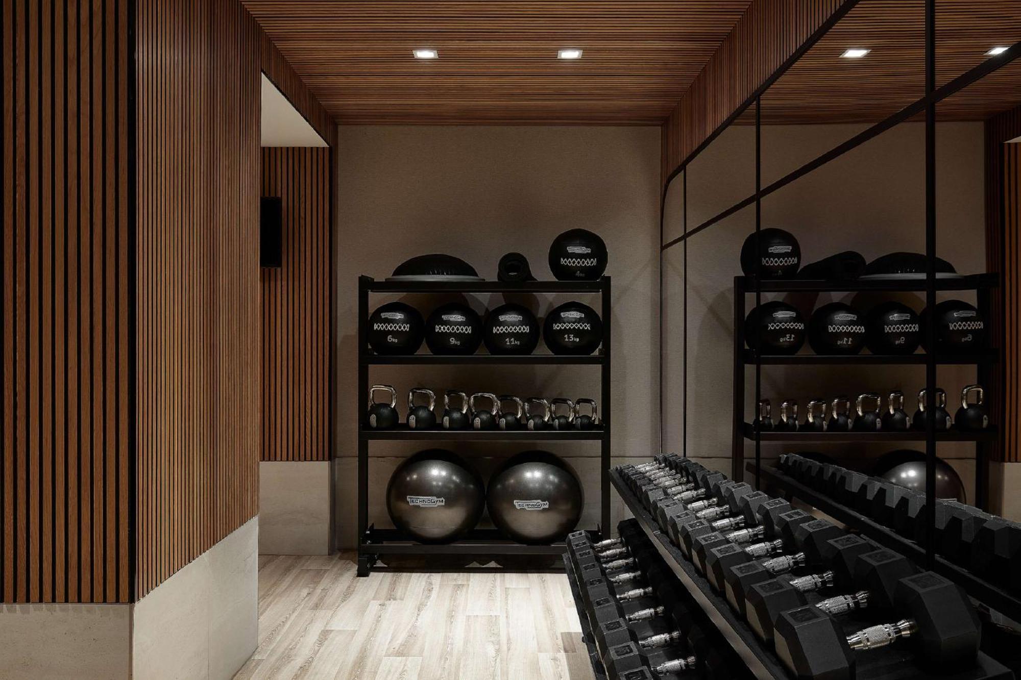 Vogue Hotel Montreal Downtown, Curio Collection By Hilton Exterior photo