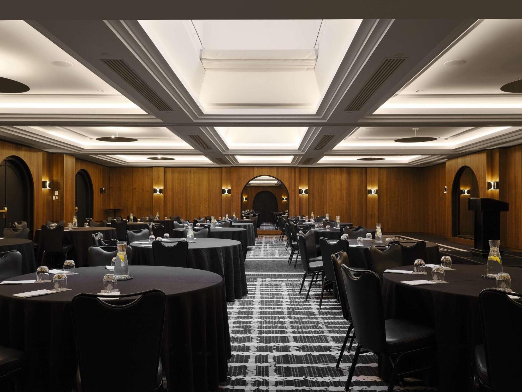 Vogue Hotel Montreal Downtown, Curio Collection By Hilton Exterior photo