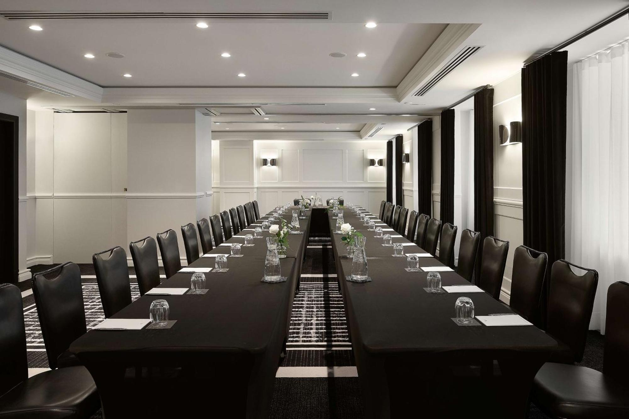 Vogue Hotel Montreal Downtown, Curio Collection By Hilton Exterior photo
