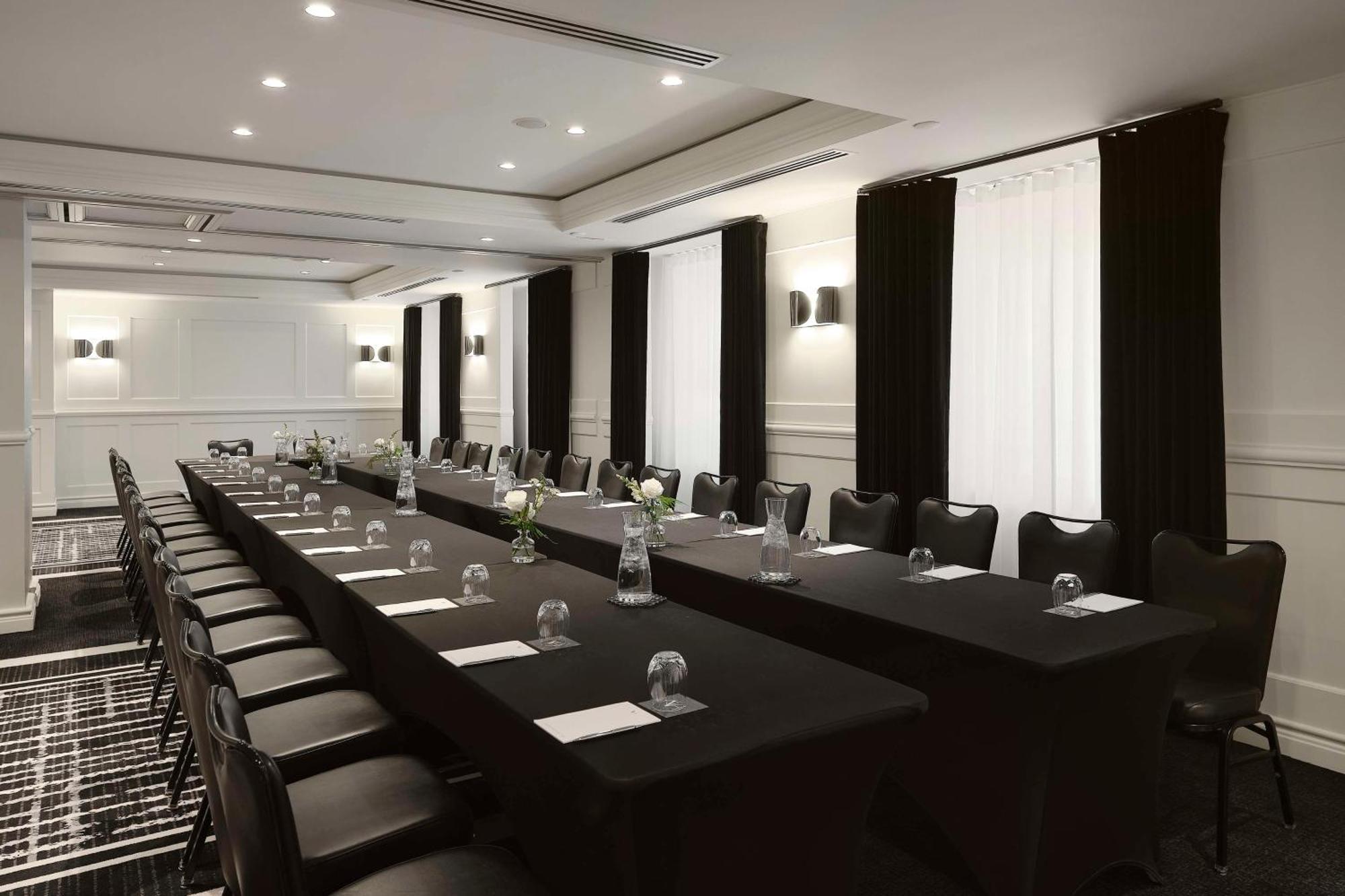 Vogue Hotel Montreal Downtown, Curio Collection By Hilton Exterior photo
