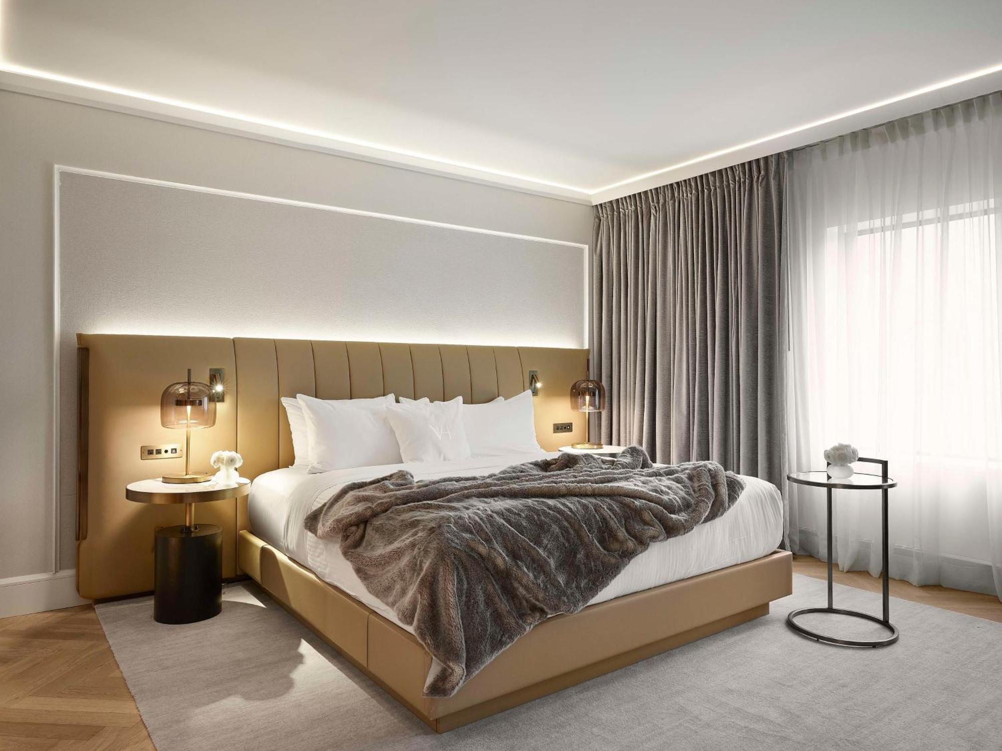 Vogue Hotel Montreal Downtown, Curio Collection By Hilton Exterior photo
