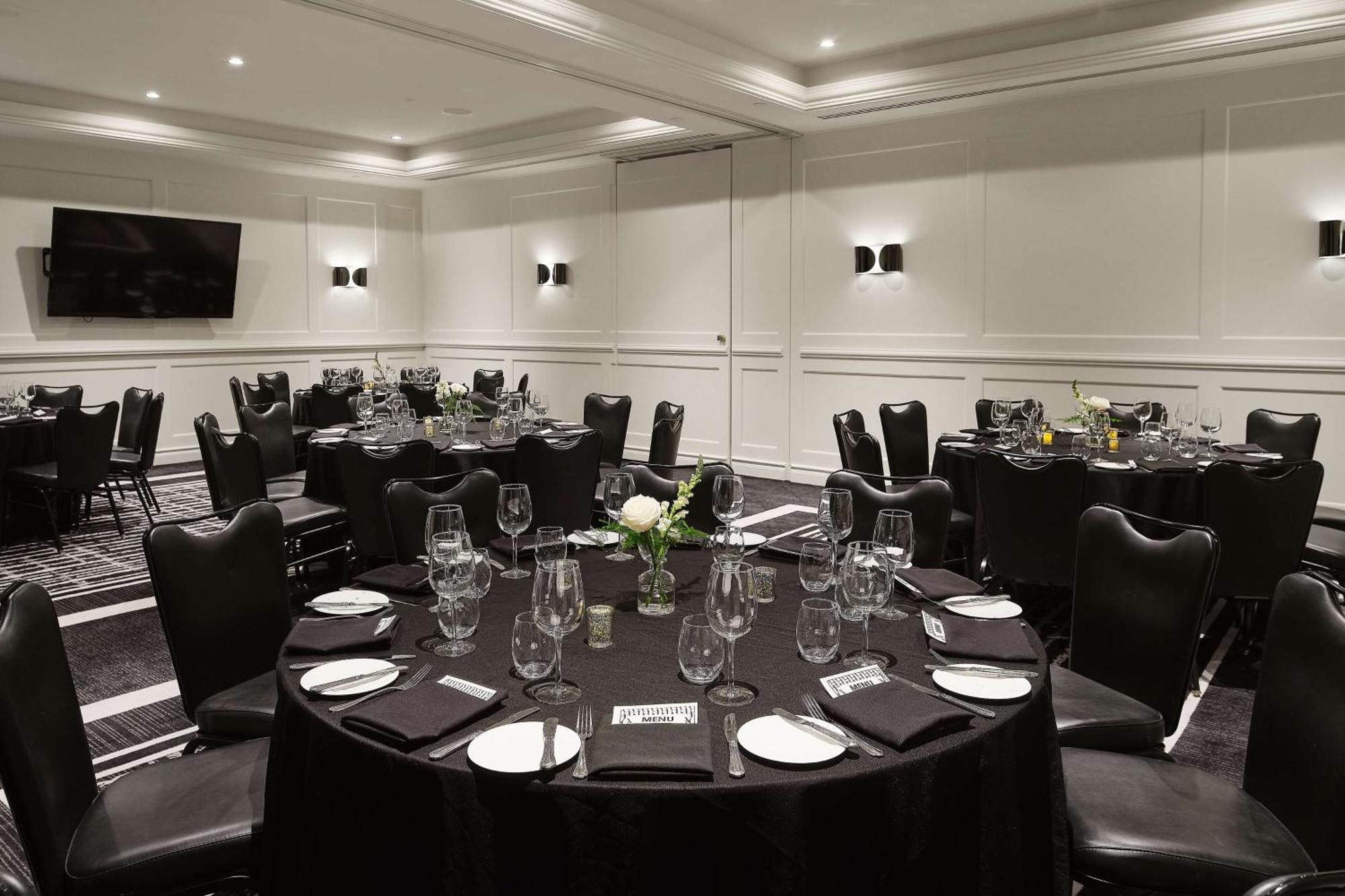 Vogue Hotel Montreal Downtown, Curio Collection By Hilton Exterior photo