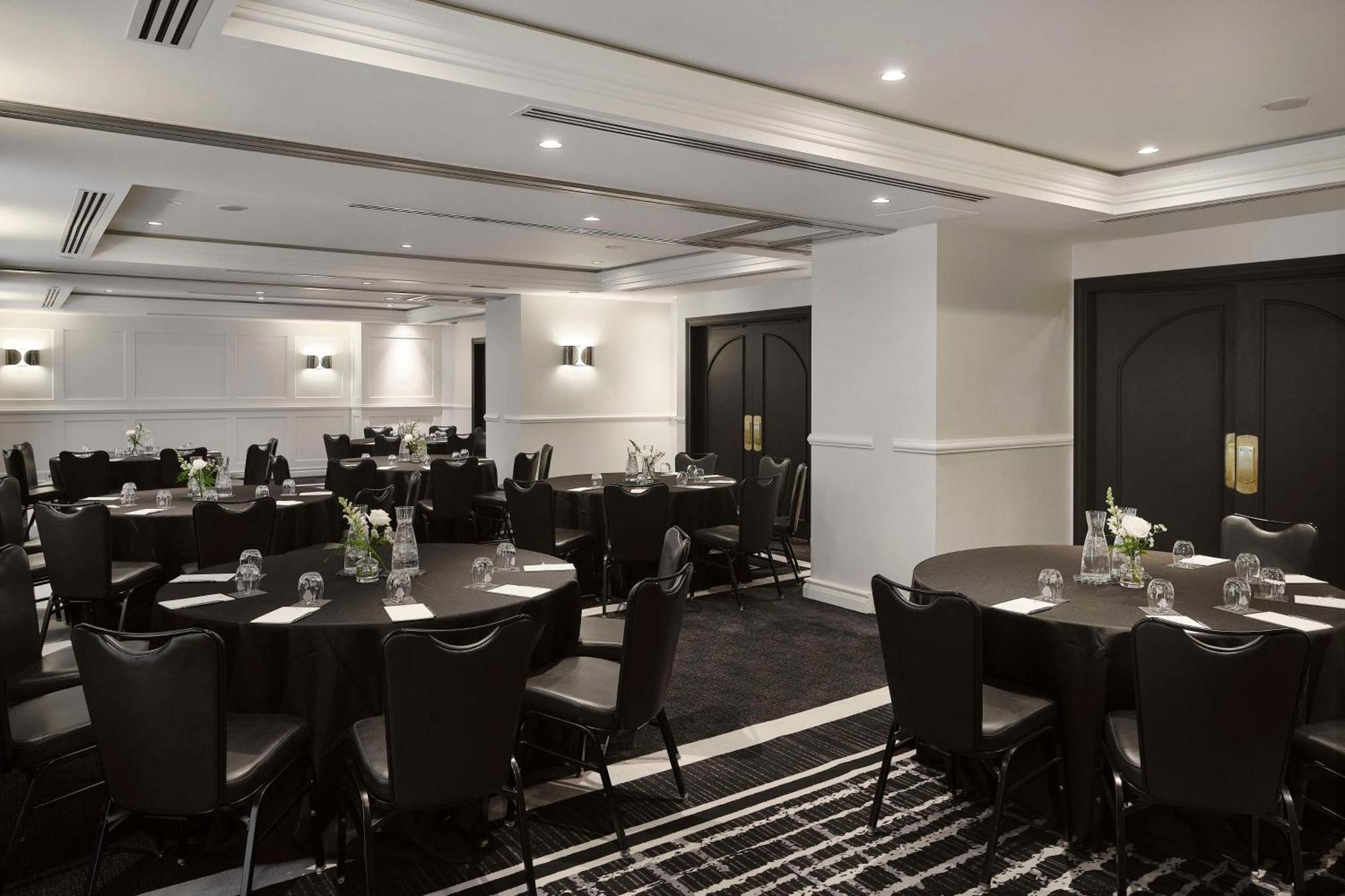 Vogue Hotel Montreal Downtown, Curio Collection By Hilton Exterior photo