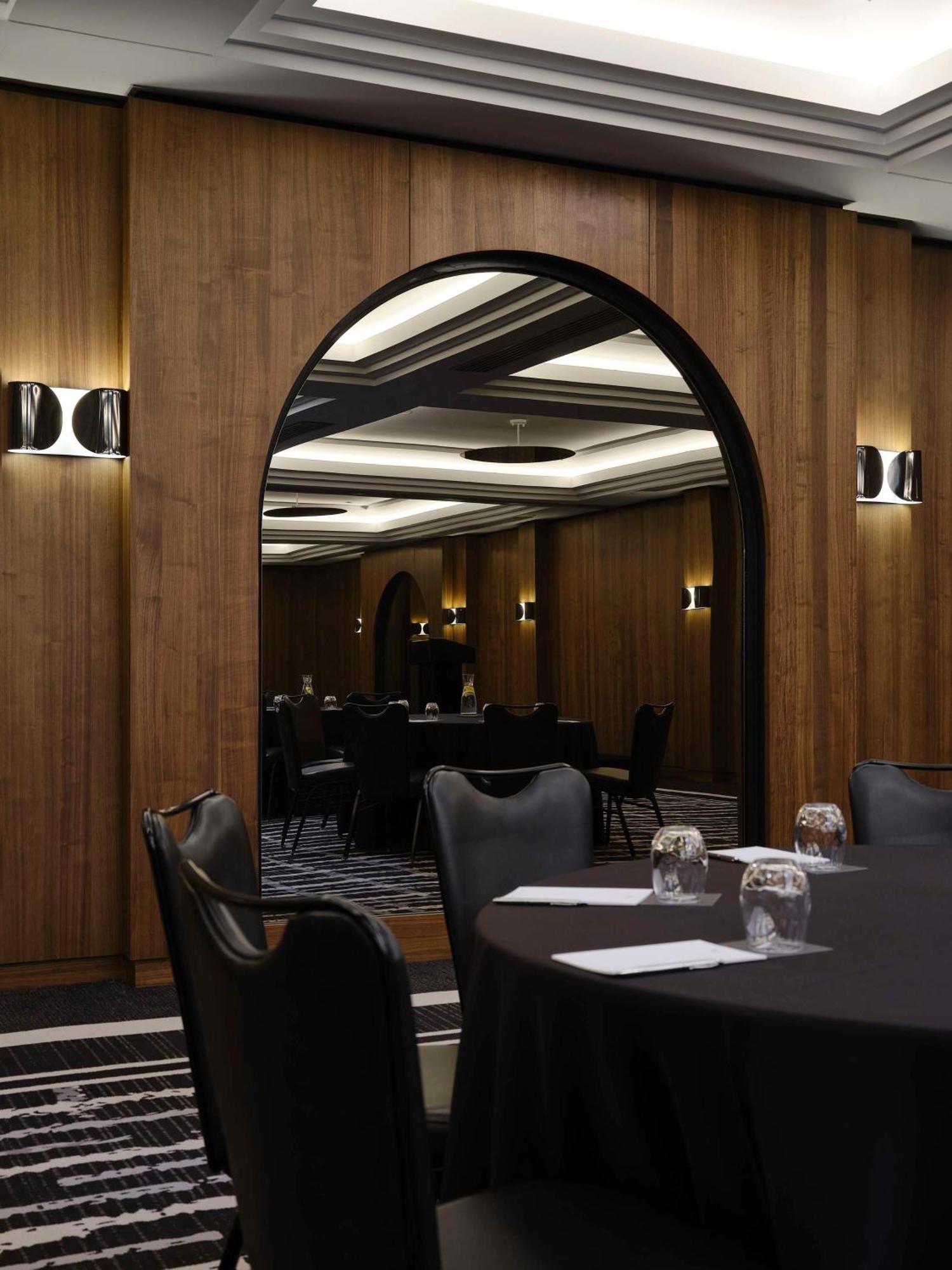 Vogue Hotel Montreal Downtown, Curio Collection By Hilton Exterior photo
