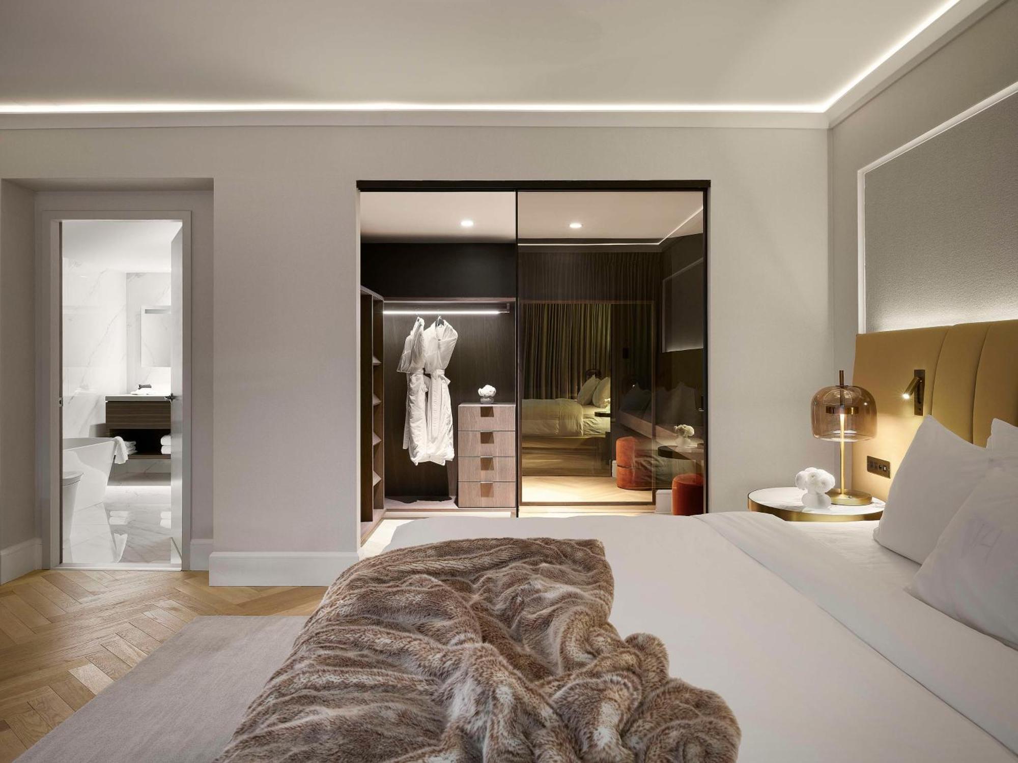 Vogue Hotel Montreal Downtown, Curio Collection By Hilton Exterior photo