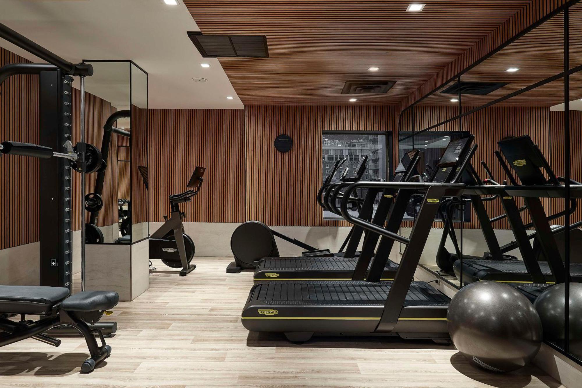 Vogue Hotel Montreal Downtown, Curio Collection By Hilton Exterior photo