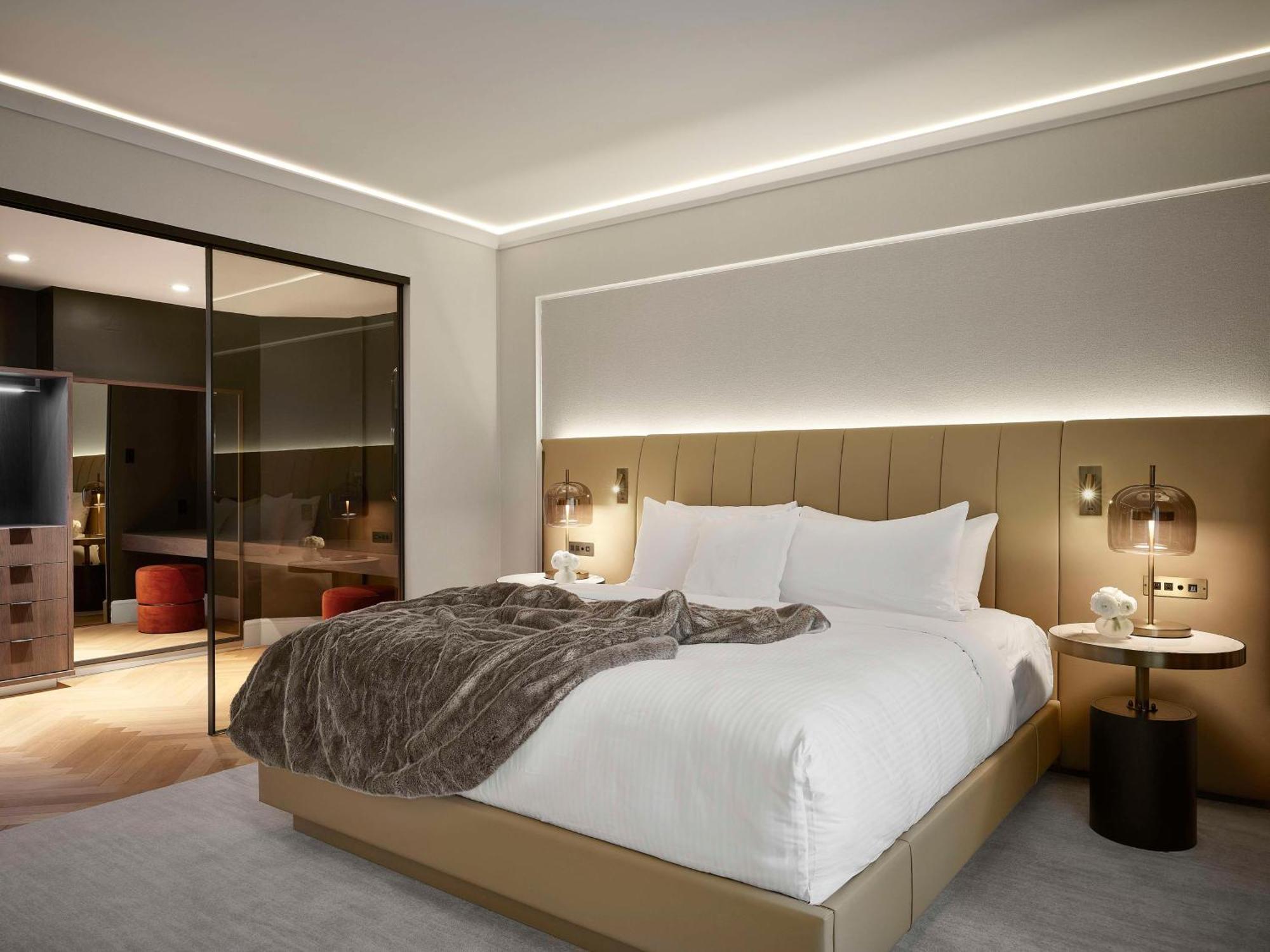 Vogue Hotel Montreal Downtown, Curio Collection By Hilton Exterior photo