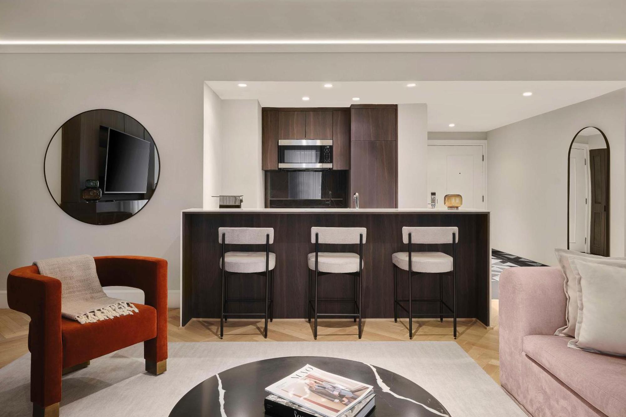 Vogue Hotel Montreal Downtown, Curio Collection By Hilton Exterior photo