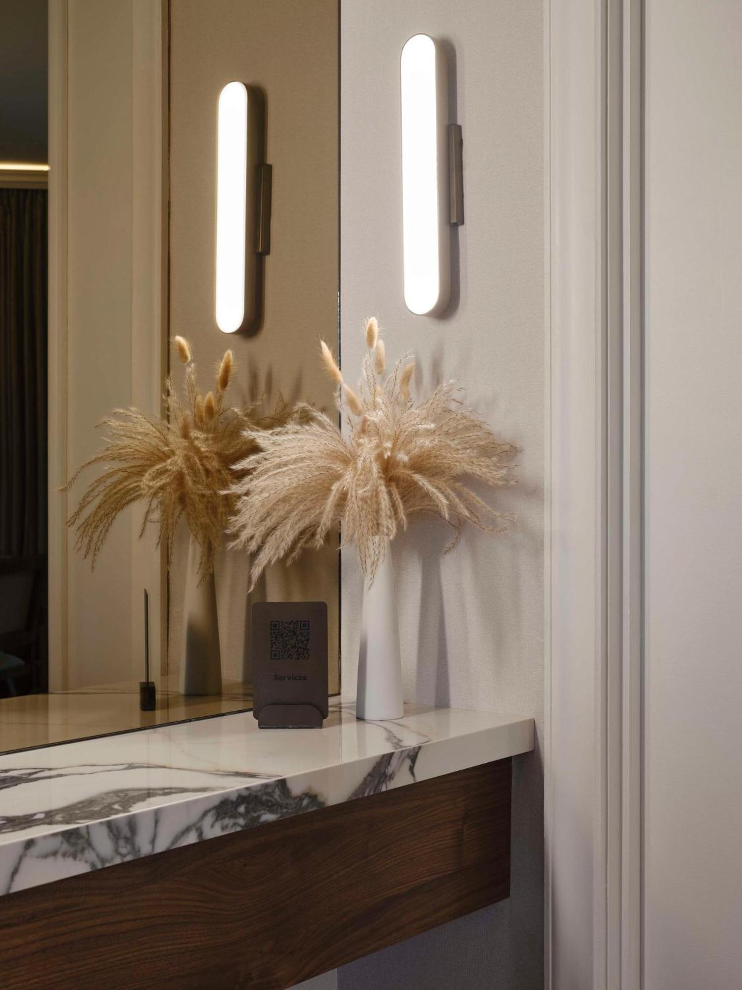 Vogue Hotel Montreal Downtown, Curio Collection By Hilton Exterior photo
